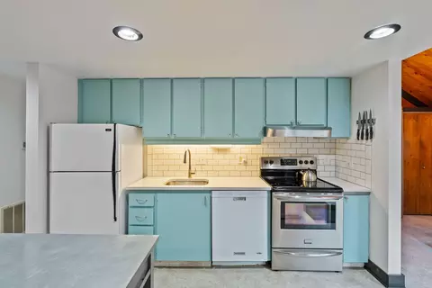 Kitchen - 57377 Overlook Rd, Sunriver, OR 97707 photo 3 of 4