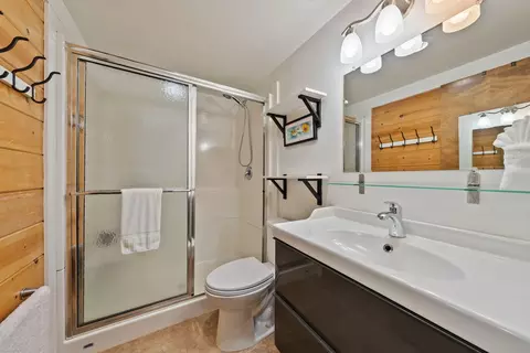 Bath - 57377 Overlook Rd, Sunriver, OR 97707 photo 1 of 2