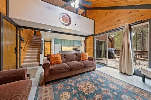 Living - 57377 Overlook Rd, Sunriver, OR 97707 photo 5 of 9