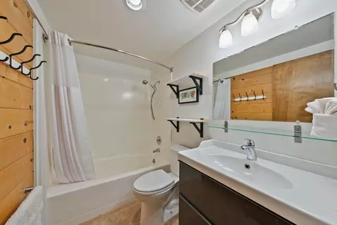 Bath - 57377 Overlook Rd, Sunriver, OR 97707 photo 2 of 2