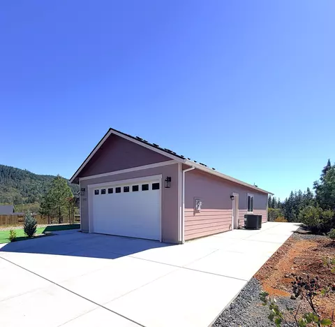 Exterior - 340 Cedar Ridge Dr, Cave Junction, OR 97523 photo 3 of 8