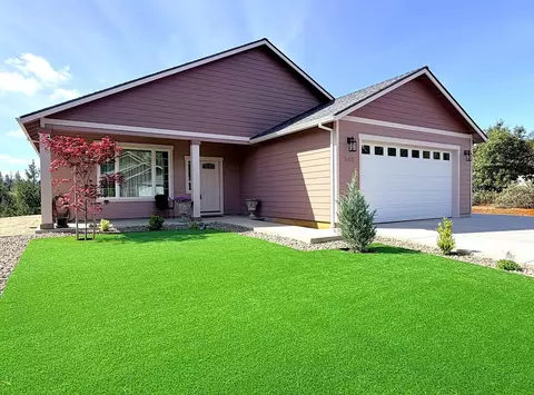 340 Cedar Ridge Dr, Cave Junction, OR 97523