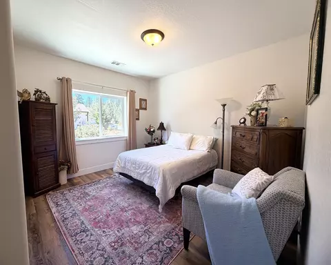 Bedroom - 340 Cedar Ridge Dr, Cave Junction, OR 97523 photo 3 of 6