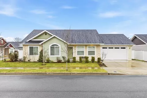 954 SW Blackberry Ln, Grants Pass, OR 97527