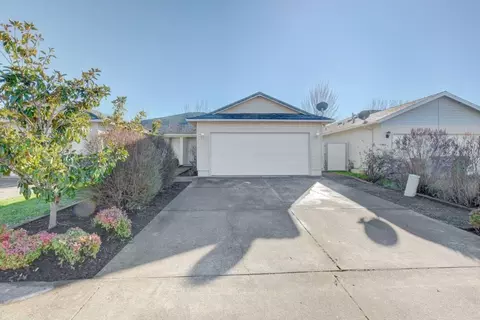 Exterior - 417 Crystal Dr, Eagle Point, OR 97524 photo 9 of 9