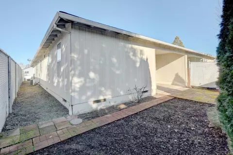 Exterior - 417 Crystal Dr, Eagle Point, OR 97524 photo 5 of 9