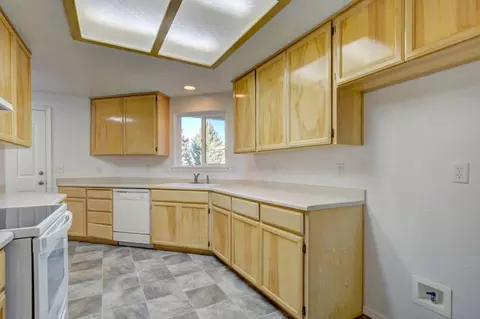 Kitchen - 417 Crystal Dr, Eagle Point, OR 97524 photo 1 of 4