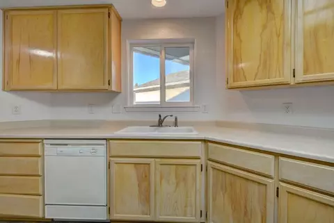 Kitchen - 417 Crystal Dr, Eagle Point, OR 97524 photo 3 of 4