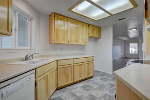 Kitchen - 417 Crystal Dr, Eagle Point, OR 97524 photo 2 of 4