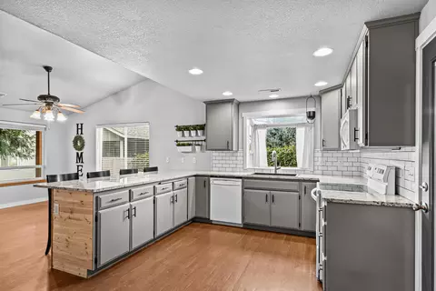 Kitchen - 388 Crystal Dr, Eagle Point, OR 97524 photo 5 of 6