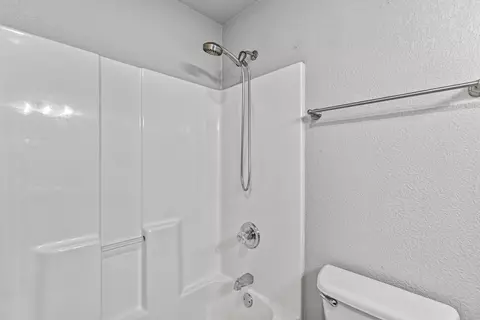 Bath - 388 Crystal Dr, Eagle Point, OR 97524 photo 2 of 4