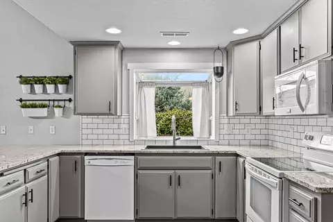 Kitchen - 388 Crystal Dr, Eagle Point, OR 97524 photo 4 of 6