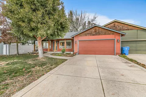 388 Crystal Dr, Eagle Point, OR 97524