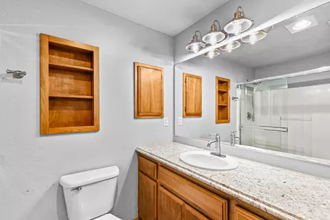 Bath - 388 Crystal Dr, Eagle Point, OR 97524 photo 3 of 4