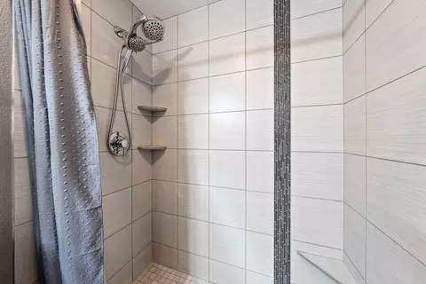 Bath - 20380 Tailblock Rd, Bend, OR 97702 photo 5 of 5