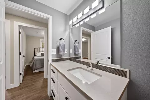 Bath - 20380 Tailblock Rd, Bend, OR 97702 photo 4 of 5