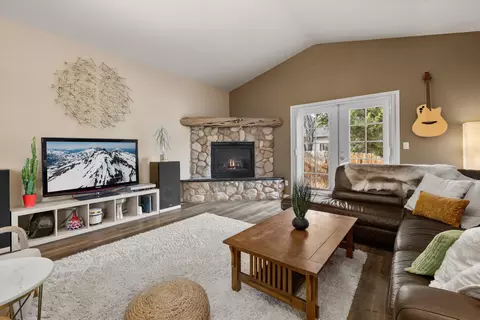 Living - 301 SE Springer Ct, Bend, OR 97702 photo 2 of 4