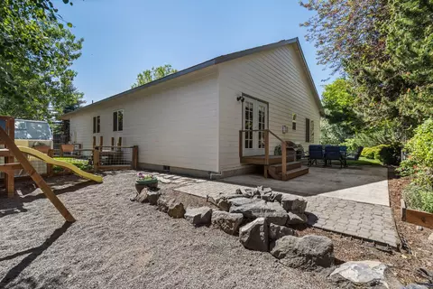 Exterior - 301 SE Springer Ct, Bend, OR 97702 photo 3 of 9