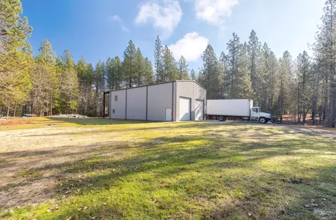 5001 Azalea Dr, Grants Pass, OR 97526