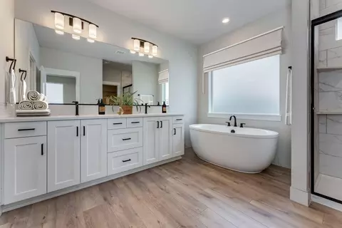 Bath - 3939 NE Oakside Loop, Bend, OR 97701 photo 1 of 1