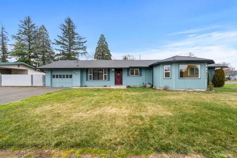 3371 Freeland Rd, Central Point, OR 97502