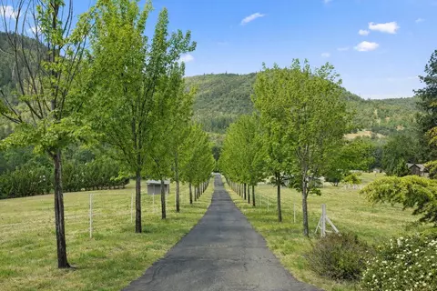 925 Galls Creek Rd, Gold Hill, OR 97525