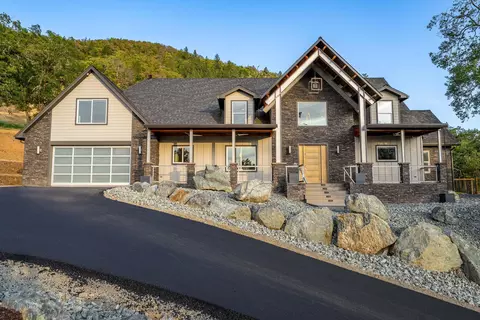 182 Wards Creek Rd, Rogue River, OR 97537