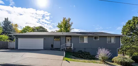 1093 NE Hillcrest Dr, Grants Pass, OR 97526