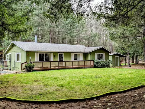 898 Williamson Loop, Grants Pass, OR 97526