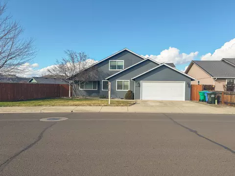 1017 Havenwood Dr, Eagle Point, OR 97524