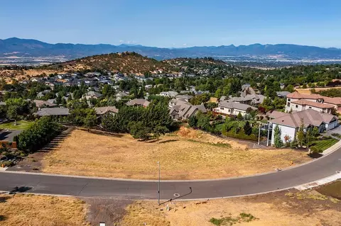 5651 Autumn Park Dr, Medford, OR 97504