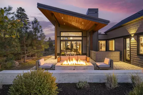 61438 Weinhard Ct, Bend, OR 97702