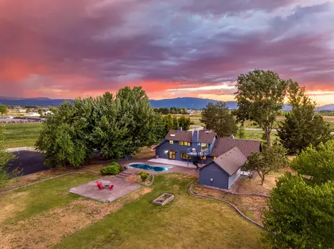 5900 Mcloughlin Dr, Central Point, OR 97502