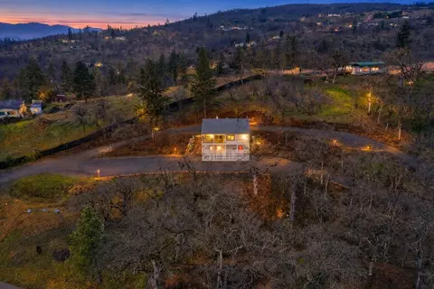 739 W Rolling Hills Dr, Eagle Point, OR 97524