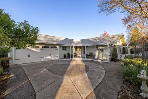 674 Berry Ln, Ashland, OR 97520