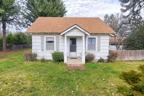 806 SE Grandview Ave, Grants Pass, OR 97527