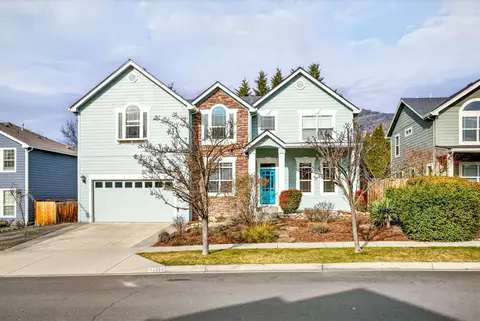 4553 Wolf Run Dr, Medford, OR 97504