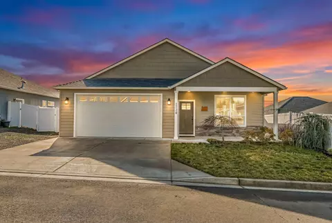1730 Luxor Ln, Medford, OR 97504