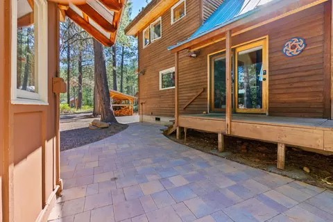 Exterior - 16330 Skyline Dr, Bend, OR 97703 photo 2 of 16