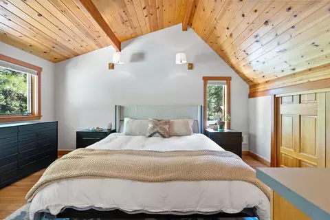 Bedroom - 16330 Skyline Dr, Bend, OR 97703 photo 3 of 5