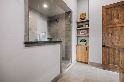 Bath - 22993 Ghost Tree Ln, Bend, OR 97701 photo 2 of 5