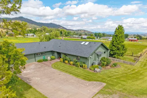 941 Beeson Ln, Talent, OR 97540