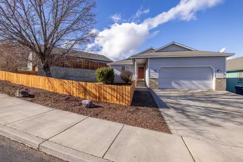 2113 SW 35th Pl, Redmond, OR 97756