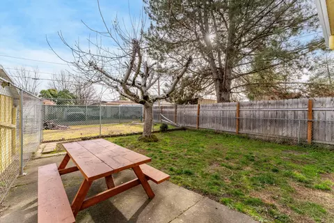 220 S 3rd St, Central Point, OR 97502 photo 23