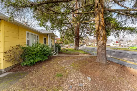 220 S 3rd St, Central Point, OR 97502 photo 6