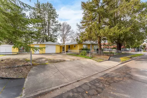 220 S 3rd St, Central Point, OR 97502