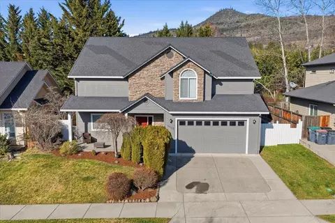 4529 Wolf Run Dr, Medford, OR 97504