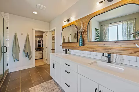 Bath - 67276 Gist Rd, Bend, OR 97703 photo 1 of 7