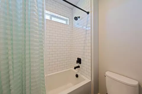 Bath - 67276 Gist Rd, Bend, OR 97703 photo 6 of 7