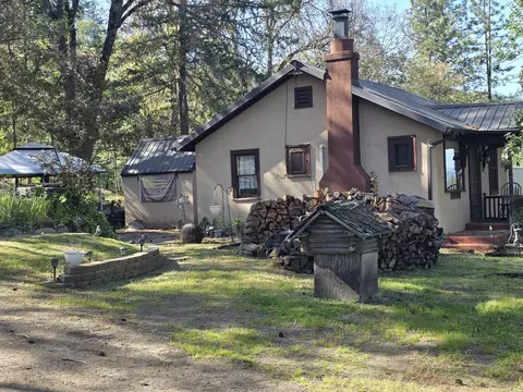 2807 Old Military Rd, Central Point, OR 97502